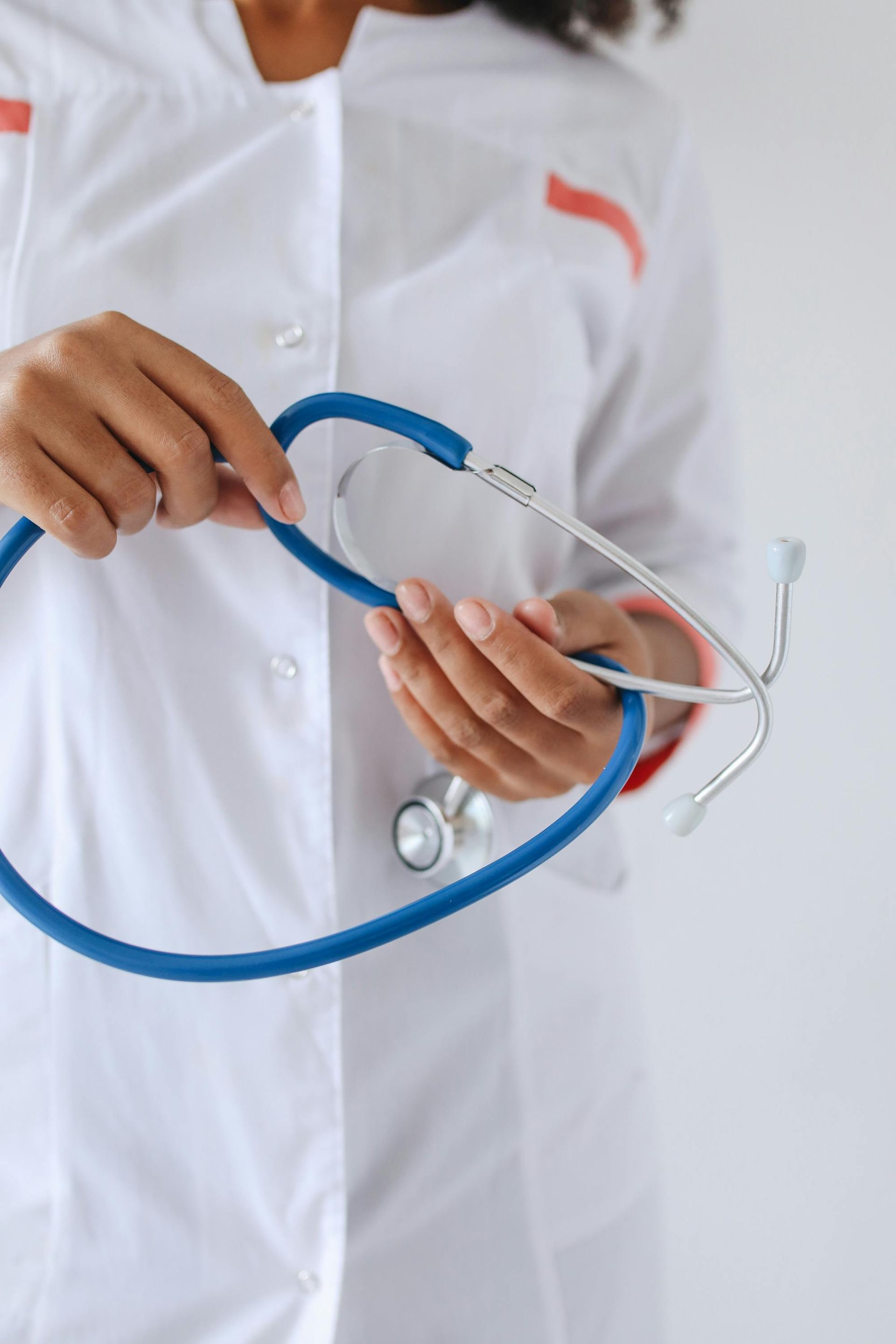 Un professionnel de santé en blouse blanche 