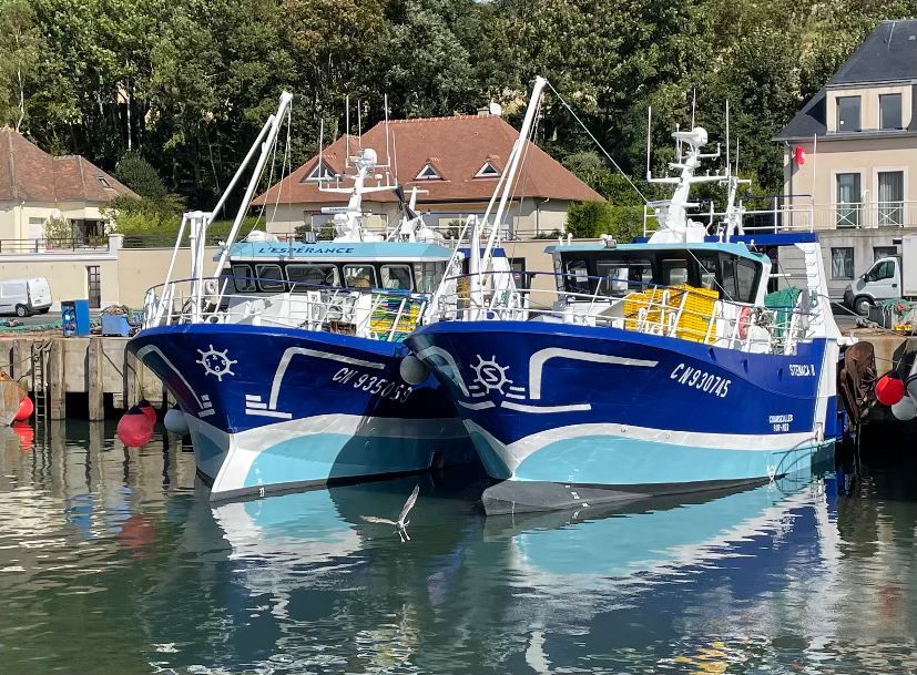 Photo : deux bateaux à quai. 
