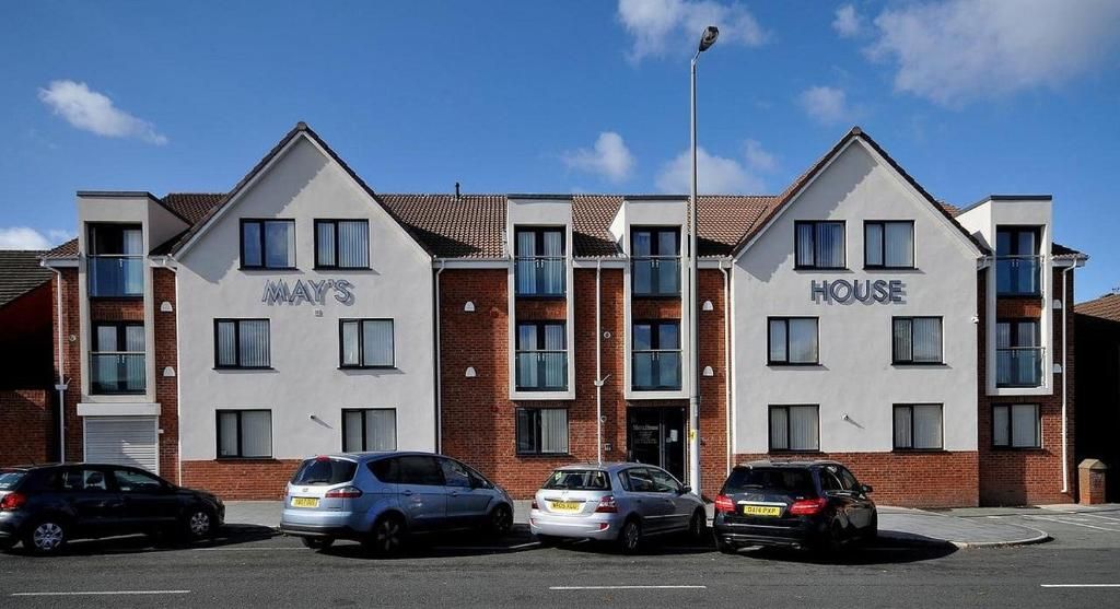 Free Parking in front of Ryan Air Bnb, May's House, 102 Mill Street, Liverpool