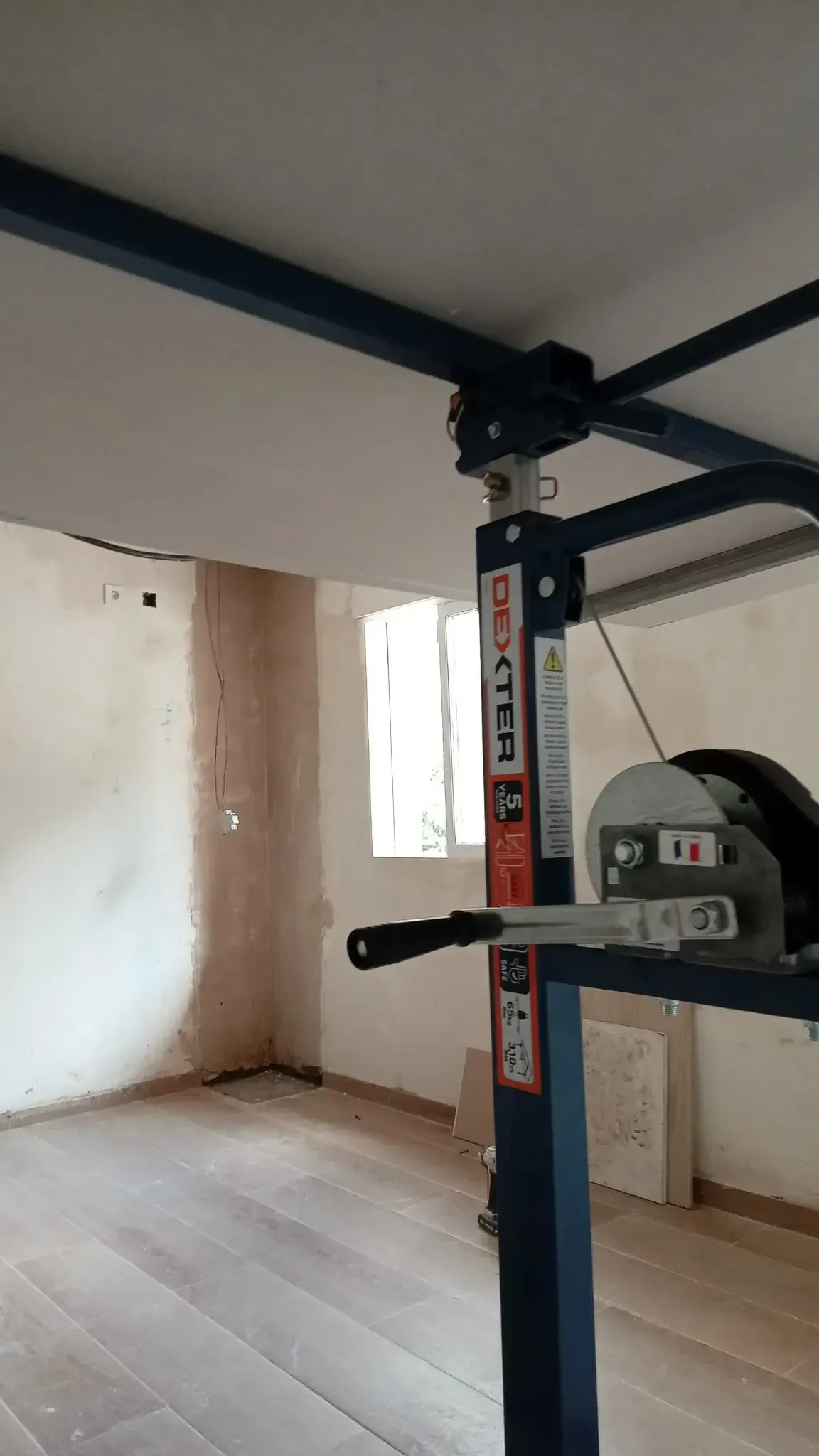 Barra de salsas azules en una habitación con vigas de techo a la vista y una sierra circular al fondo.