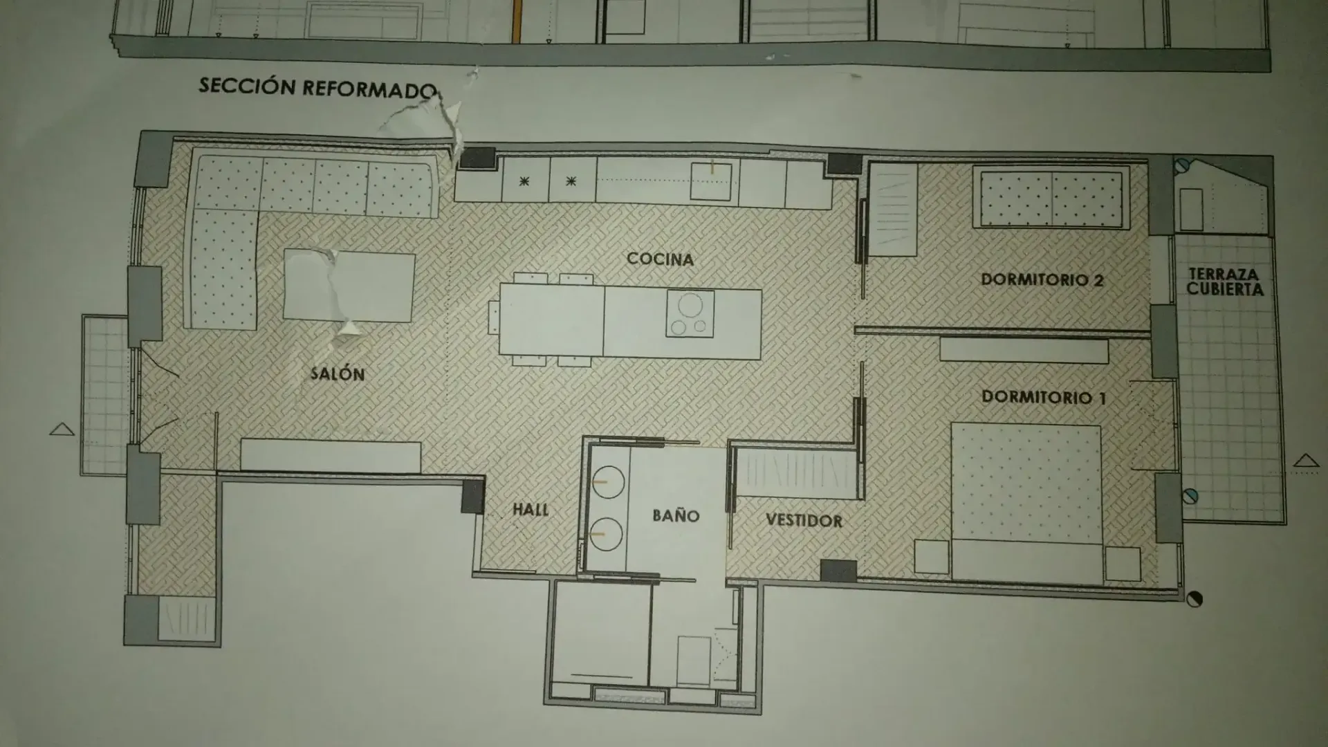 Plano arquitectónico de una casa, que muestra varias habitaciones, pasillos y secciones etiquetadas.