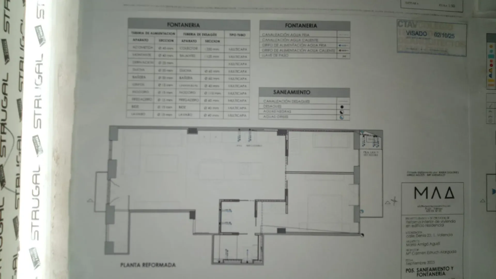 Plano arquitectónico con habitaciones etiquetadas y medidas en una hoja blanca.