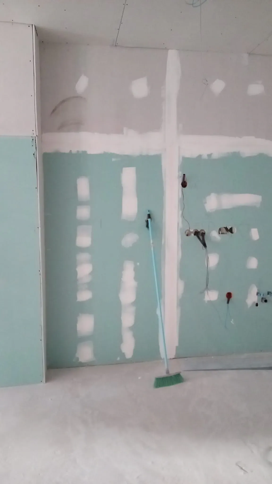 Habitación en obras con paneles de pladur de color verde azulado