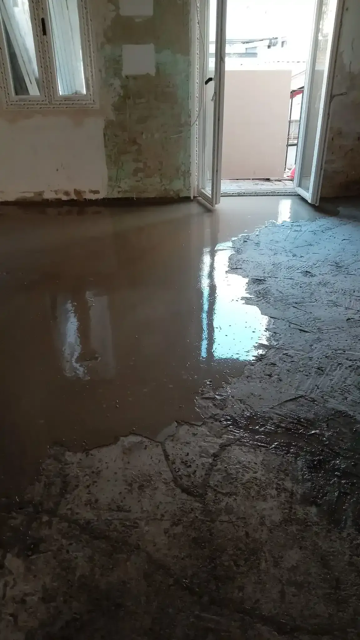 Habitación interior inundada, con agua turbia acumulada en el suelo