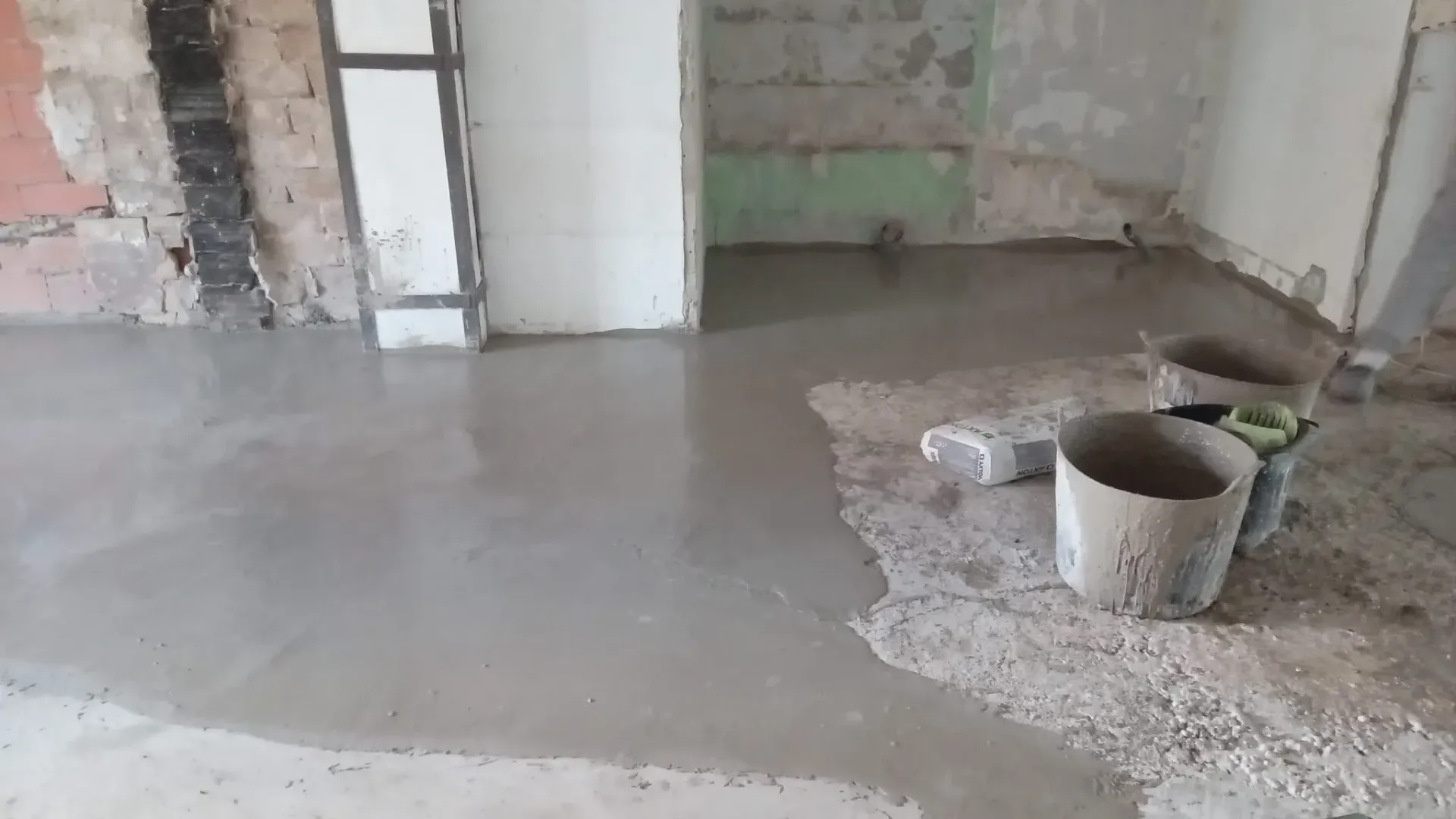 Habitación parcialmente terminada con suelo de hormigón húmedo