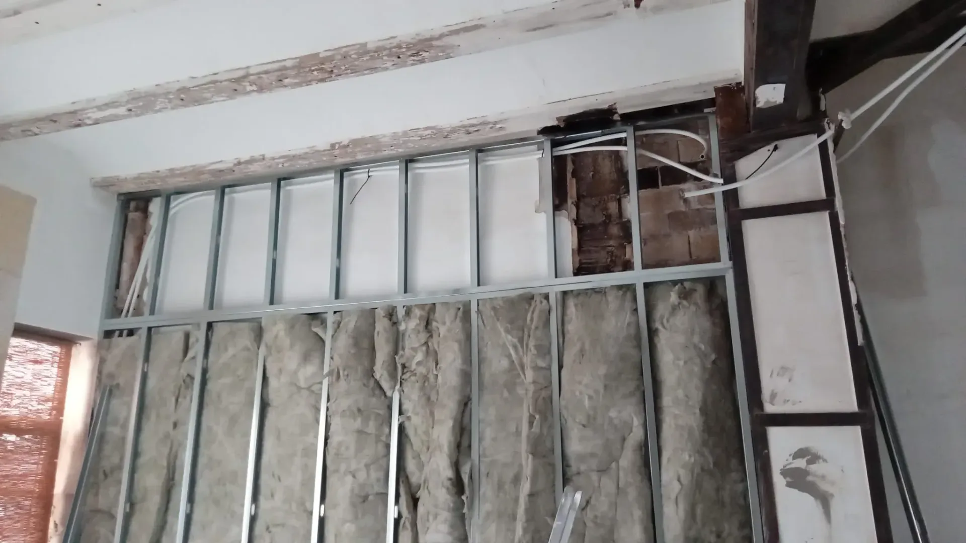 Abertura de ventana parcialmente construida con barrotes de metal