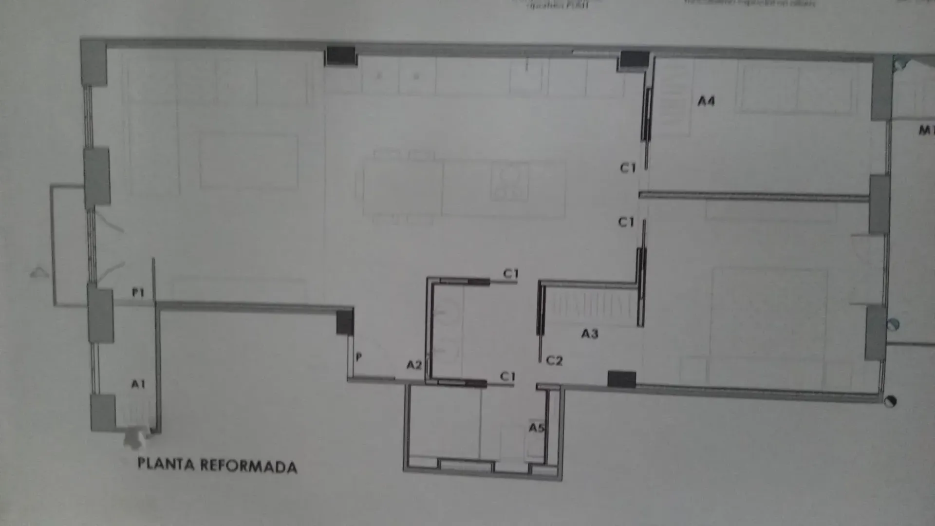Boceto arquitectónico en gris con habitaciones etiquetadas y medidas.