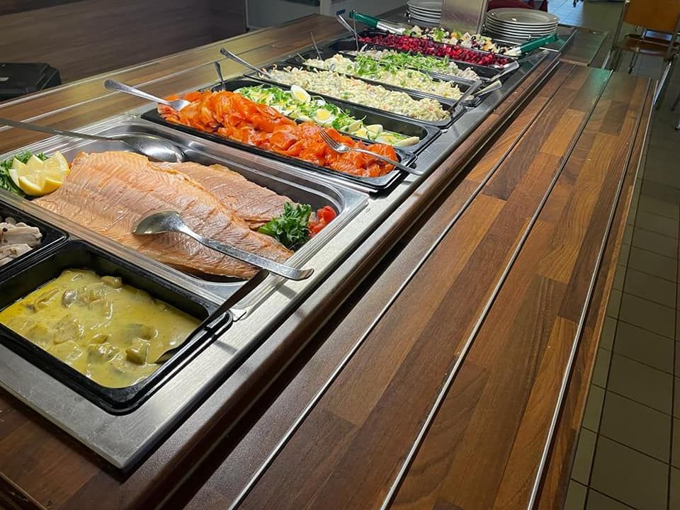 Buffet-sushia, jossa on erilaisia rullia, sashimia ja mereneläviä jäätarjottimilla