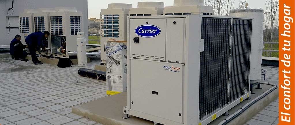 Se está instalando un aire acondicionado Carrier en un tejado.