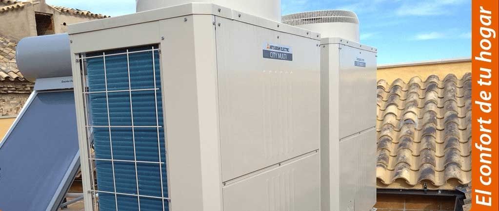 Un gran edificio blanco con las palabras 