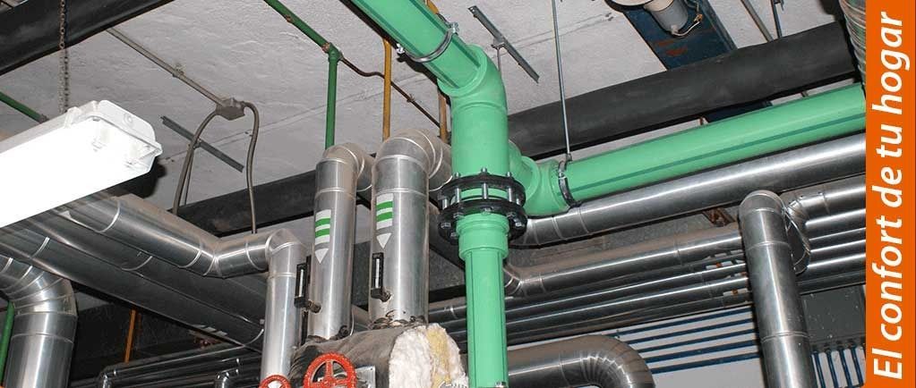 Un montón de tubos verdes cuelgan del techo.