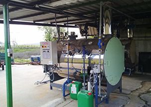 Una gran caldera está situada bajo un dosel en un edificio.