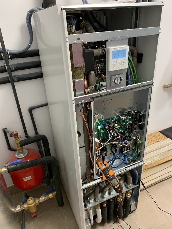 Una caja blanca con muchos cables saliendo de ella.