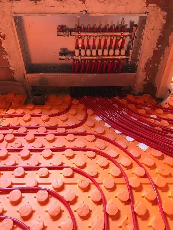 Un montón de cables rojos están tirados en el suelo