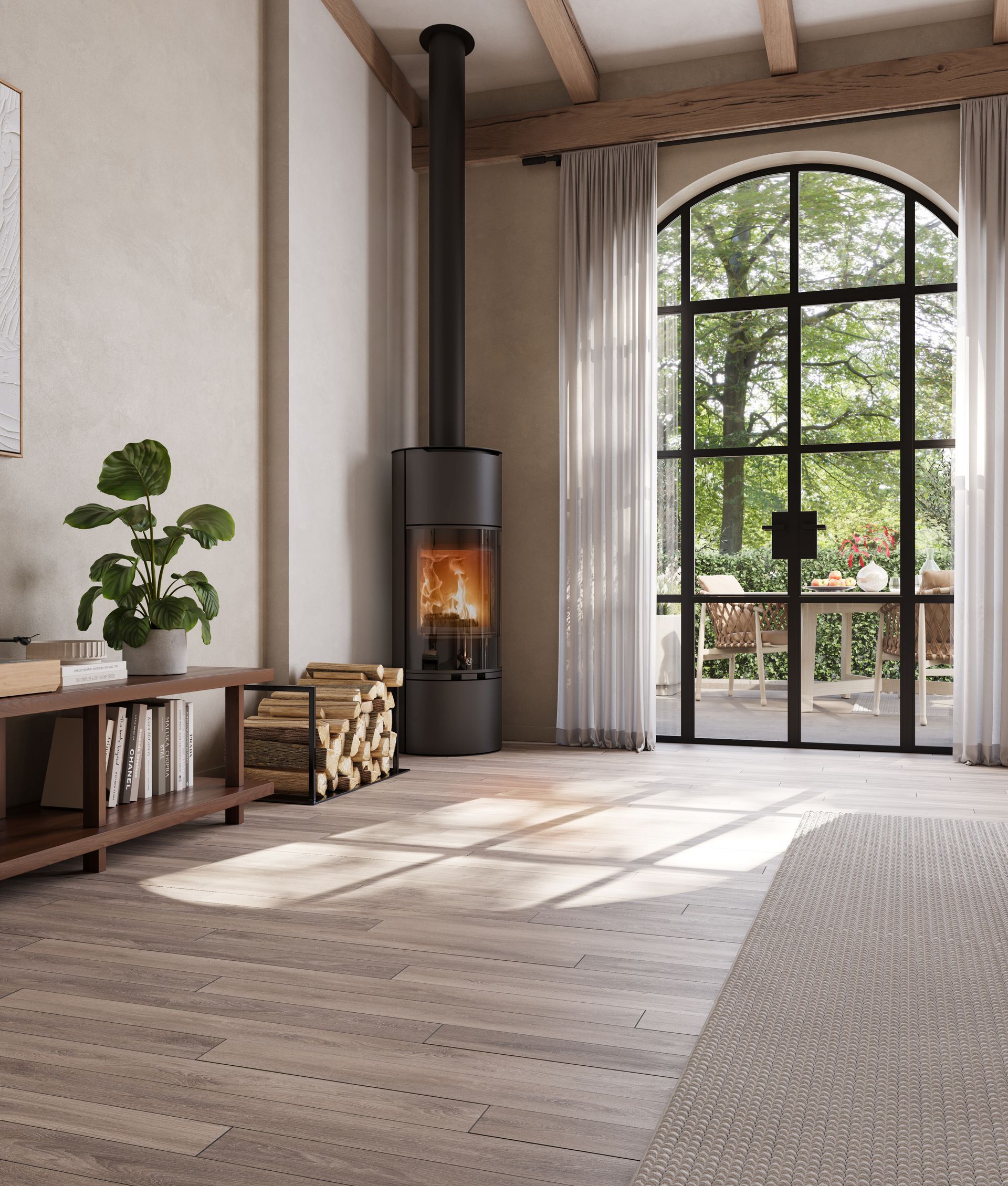 Salon chaleureux avec un poêle à bois, une grande fenêtre en arc, des rideaux et la lumière du soleil sur un sol clair.