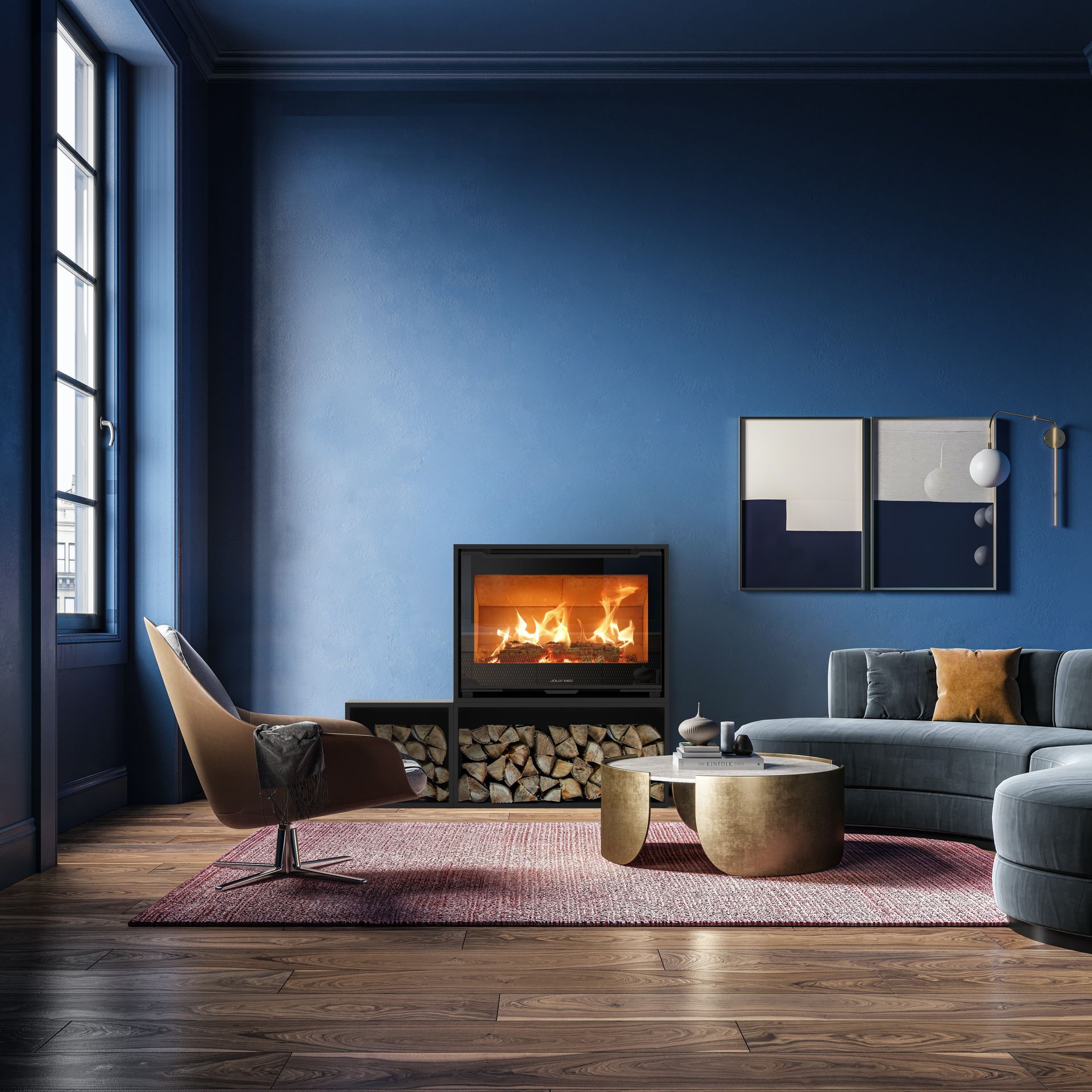 Salon moderne aux murs bleus, avec une cheminée allumée, un canapé gris et un parquet en bois ; décoration contemporaine et apaisante
