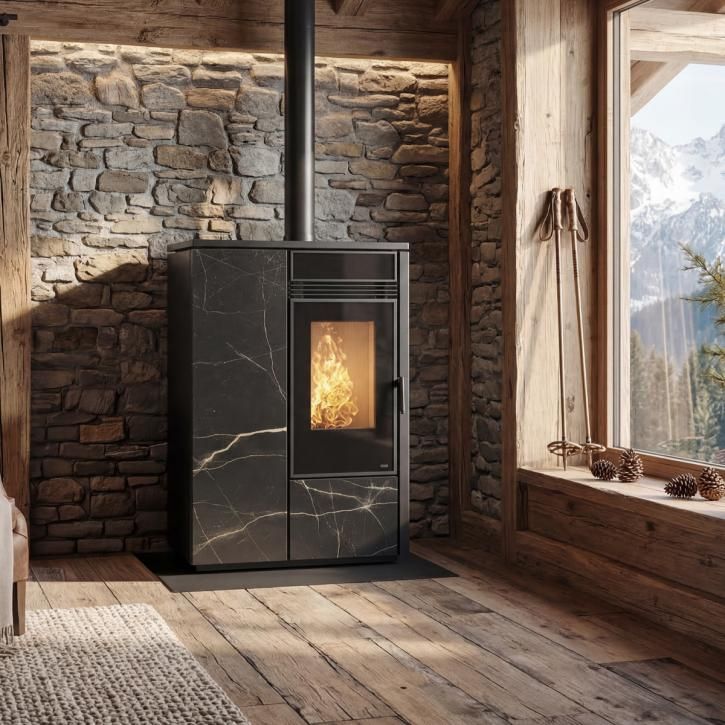 Poêle à bois noir moderne allumé dans un chalet rustique en pierre, avec une grande fenêtre donnant sur les montagnes