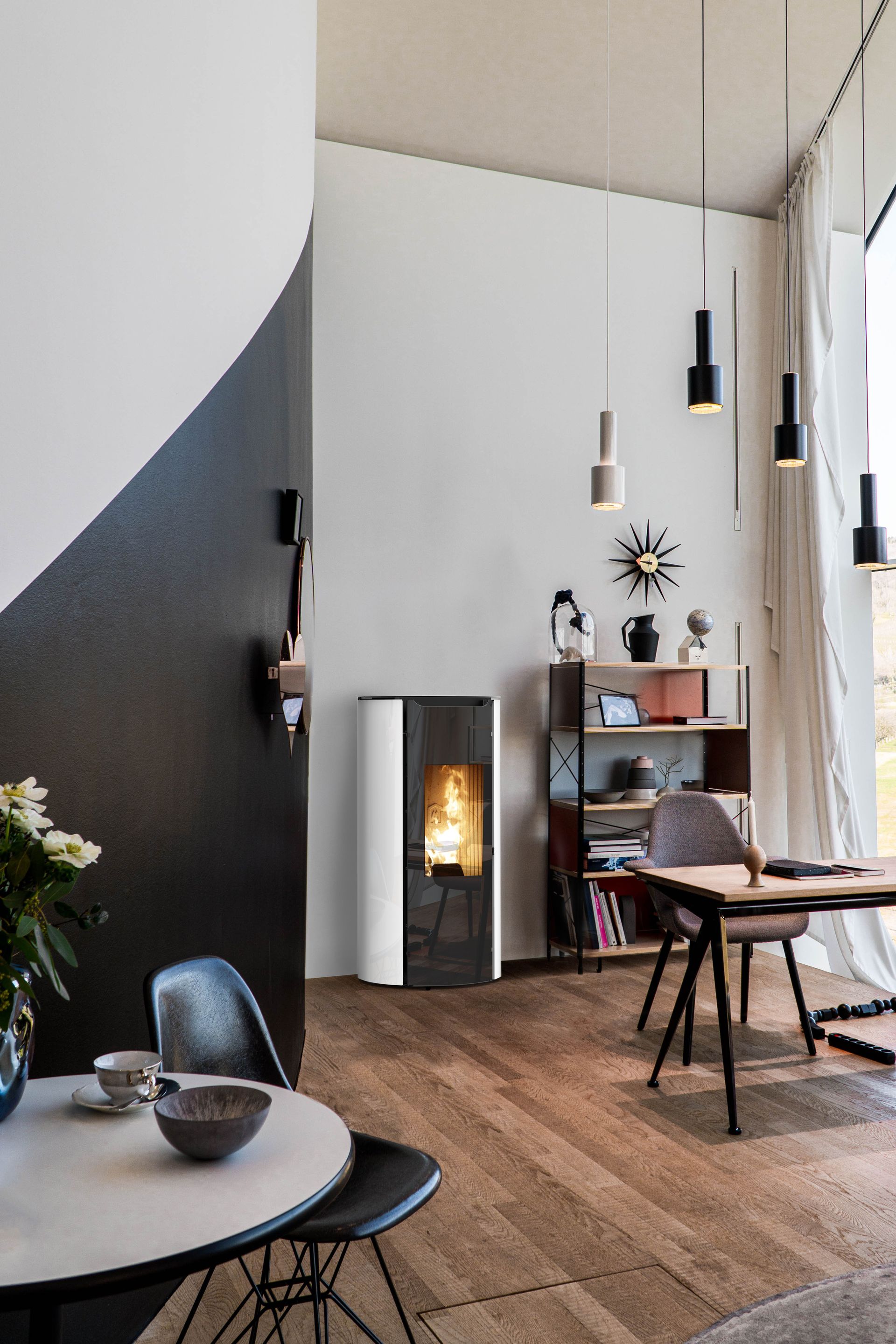 Salon moderne avec un plafond haut, un parquet en bois, une cheminée et une table de salle à manger près de grandes fenêtres