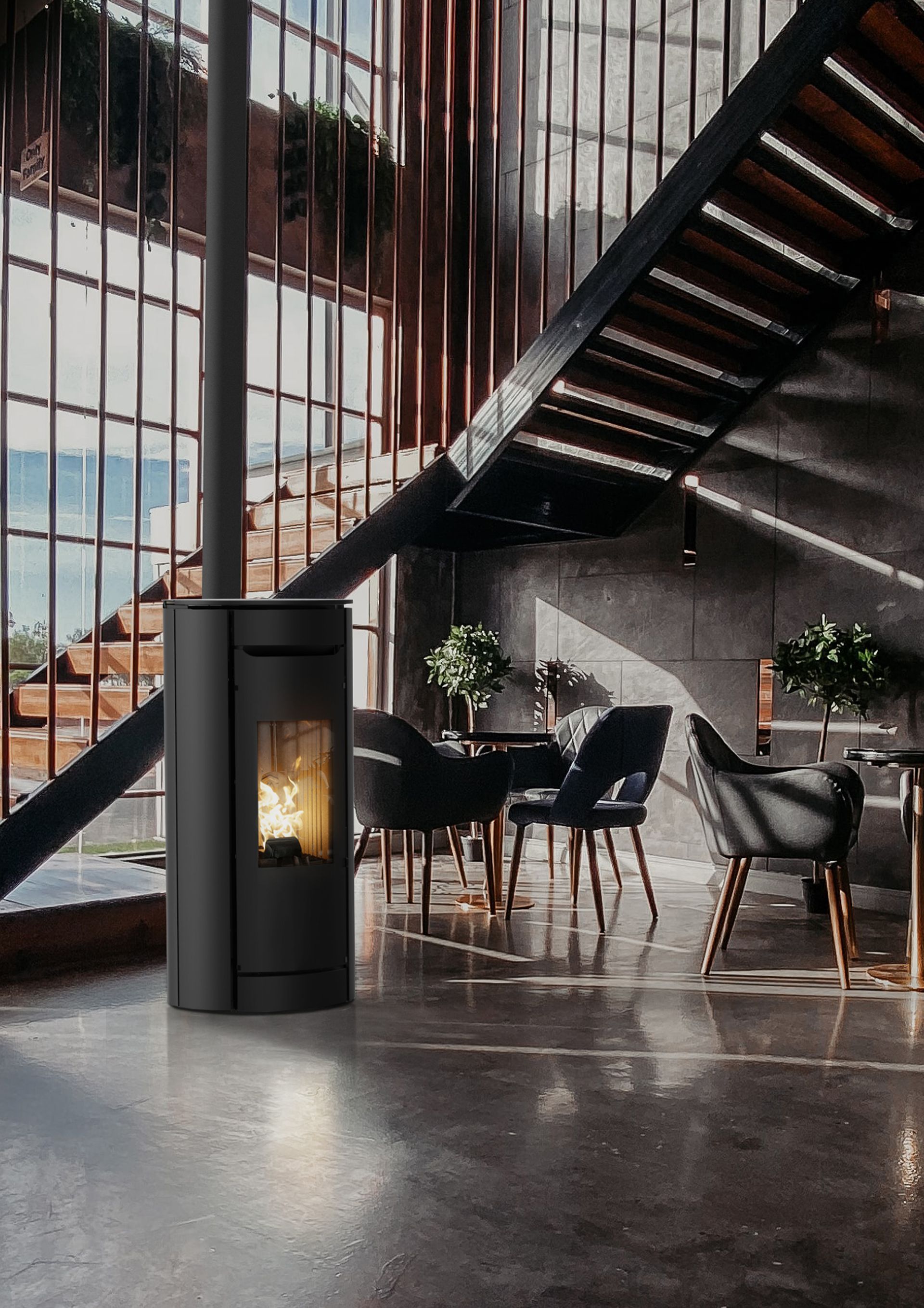 Hall moderne avec un escalier noir, de grandes fenêtres, des tables, des chaises et une cheminée vitrée sur un sol brillant