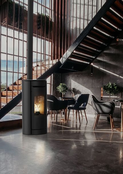 Hall moderne avec un escalier noir, de grandes fenêtres, des tables, des chaises et une cheminée vitrée sur un sol brillant