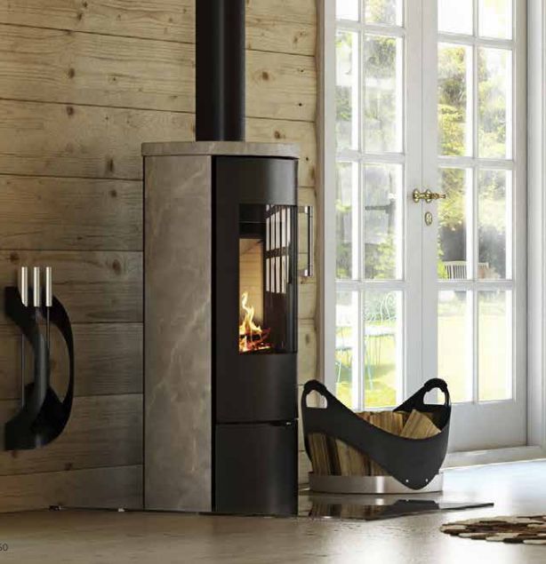 Poêle bois dans un living lambrissé