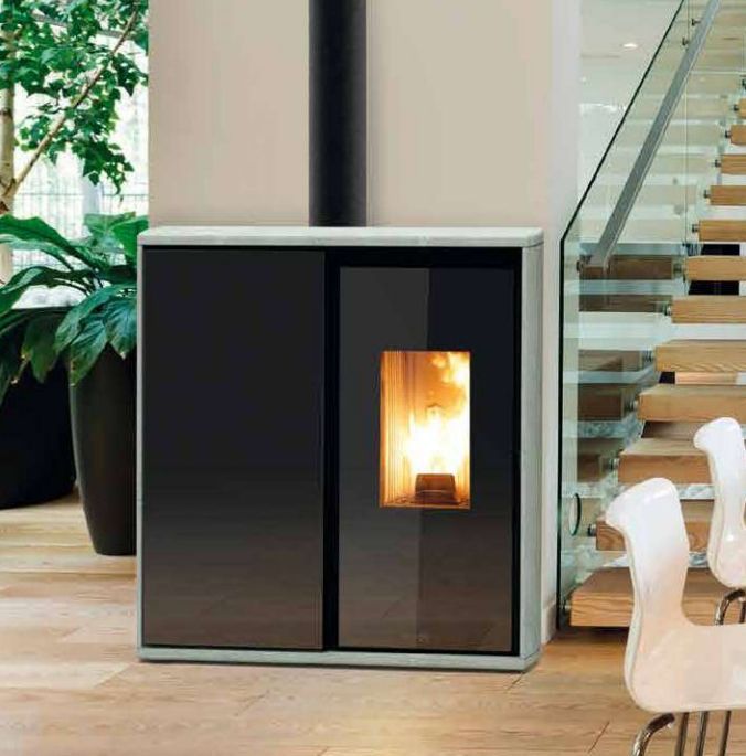 Cheminée noire moderne avec flammes apparentes dans un salon lumineux, à côté d'un escalier.