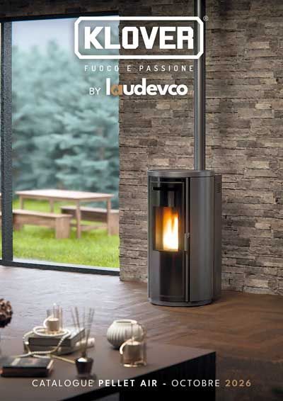 Cheminée en marbre noir avec feu allumé, logo Klover et décor moderne sur fond sombre de studio.