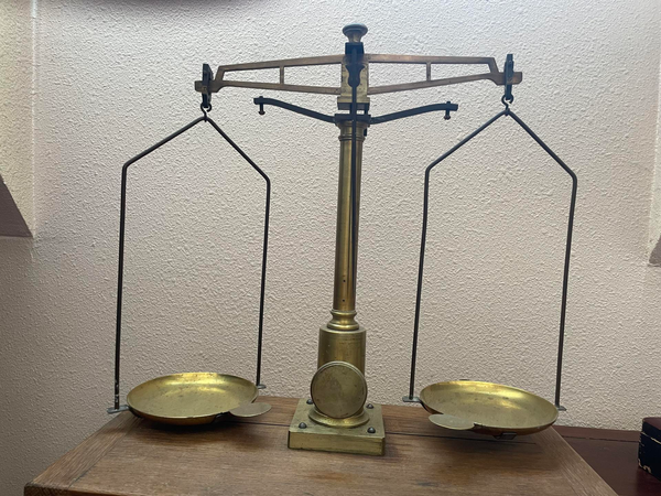 Des silhouettes en bois représentant une famille