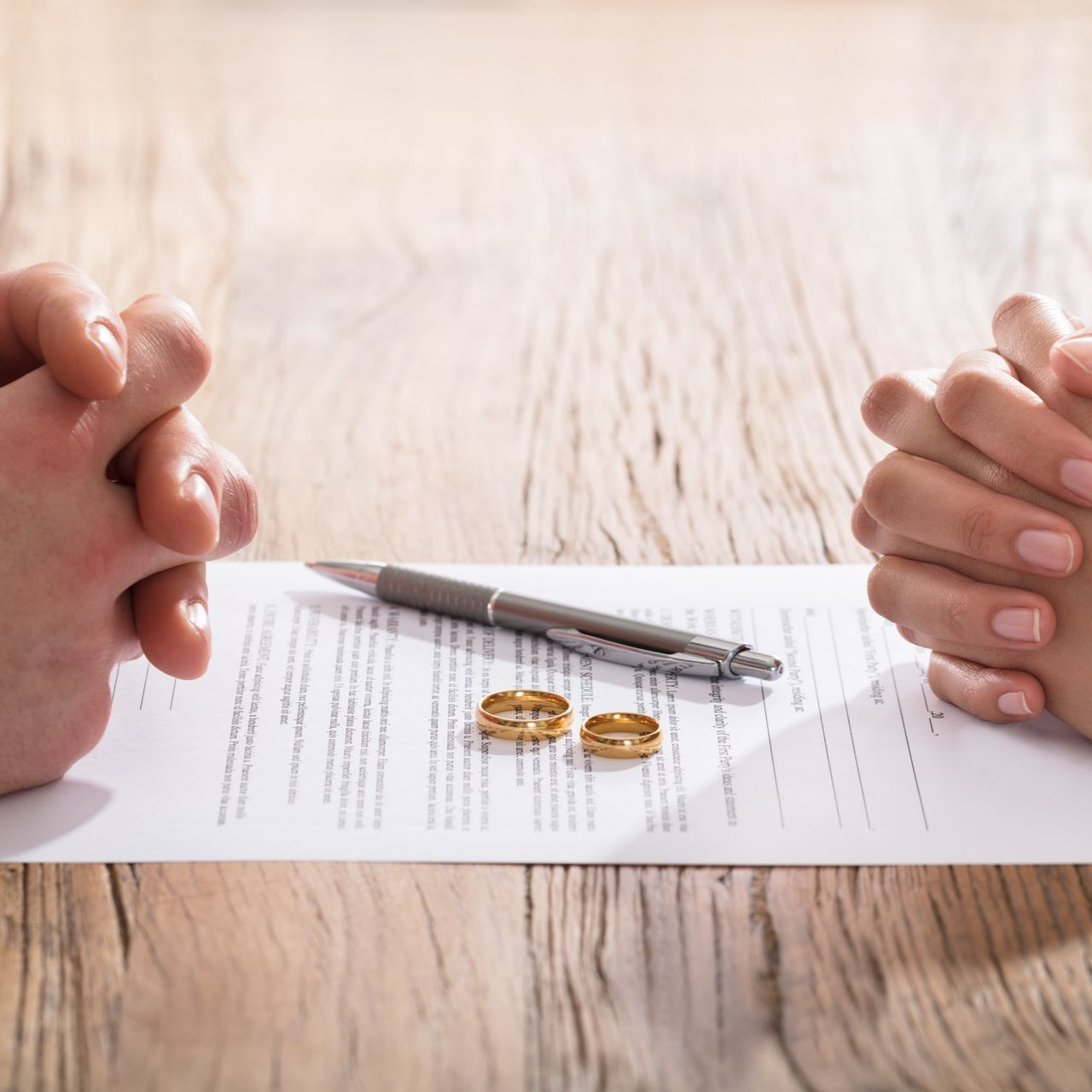 2 mains, 1 document et 2 alliances