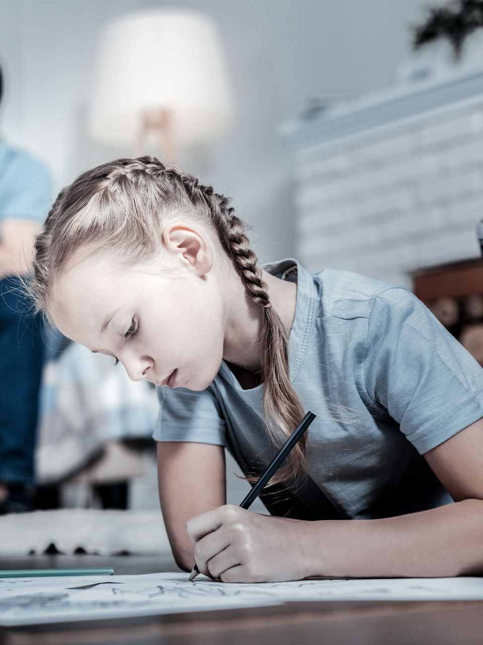 Une petite fille en train de dessiner