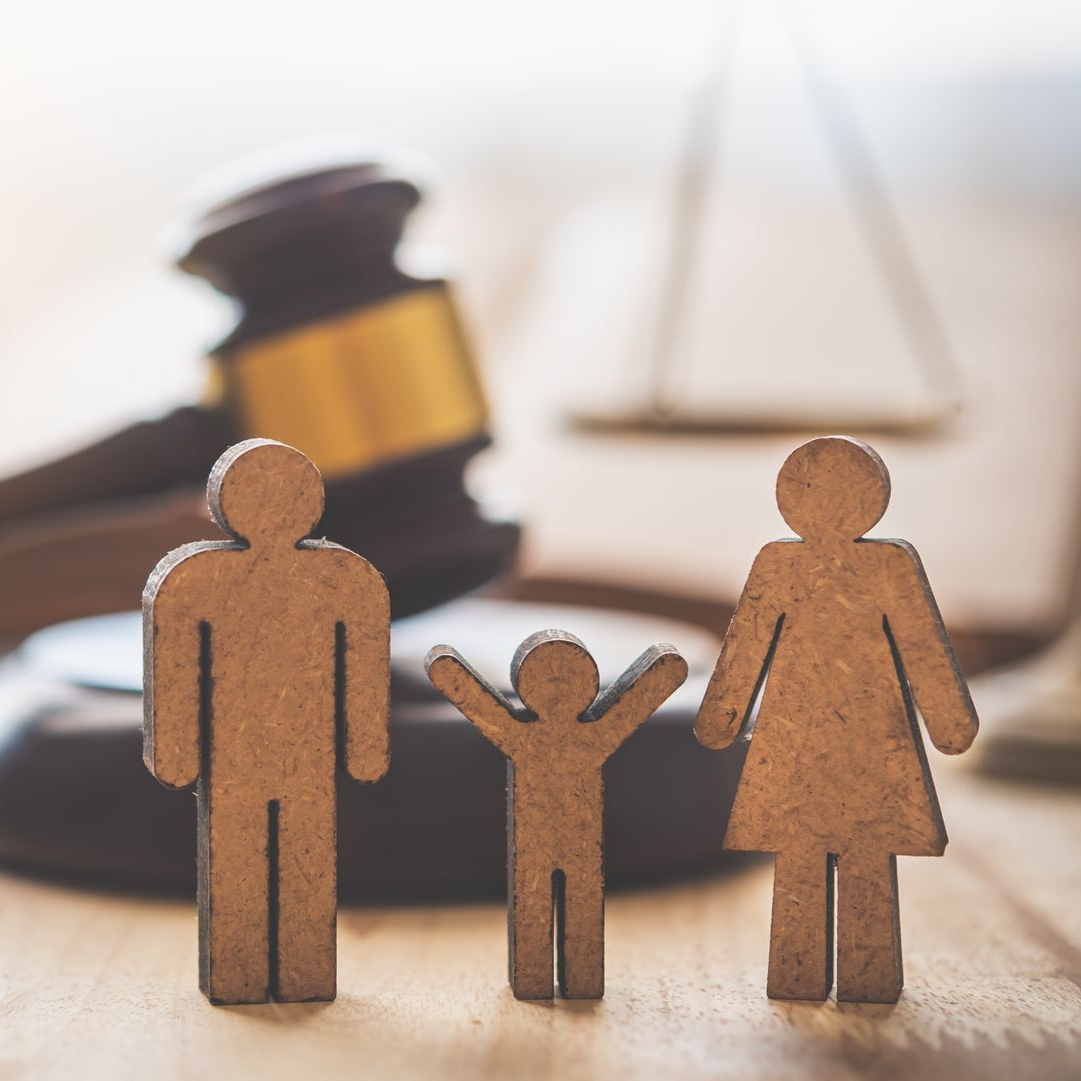 3 bonshommes en bois et un marteau de la justice doré et en bois