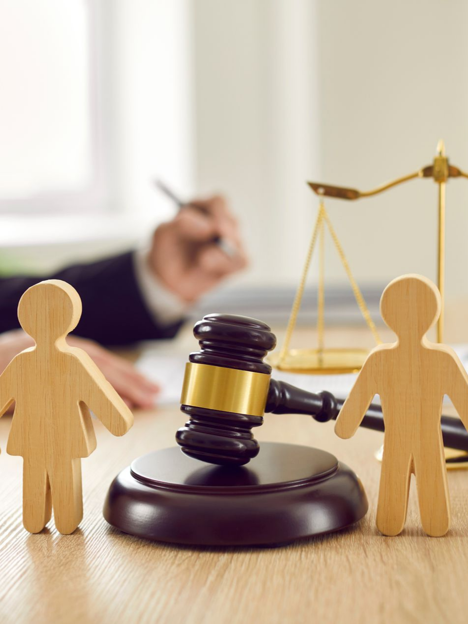 Une balance de la justice et un document