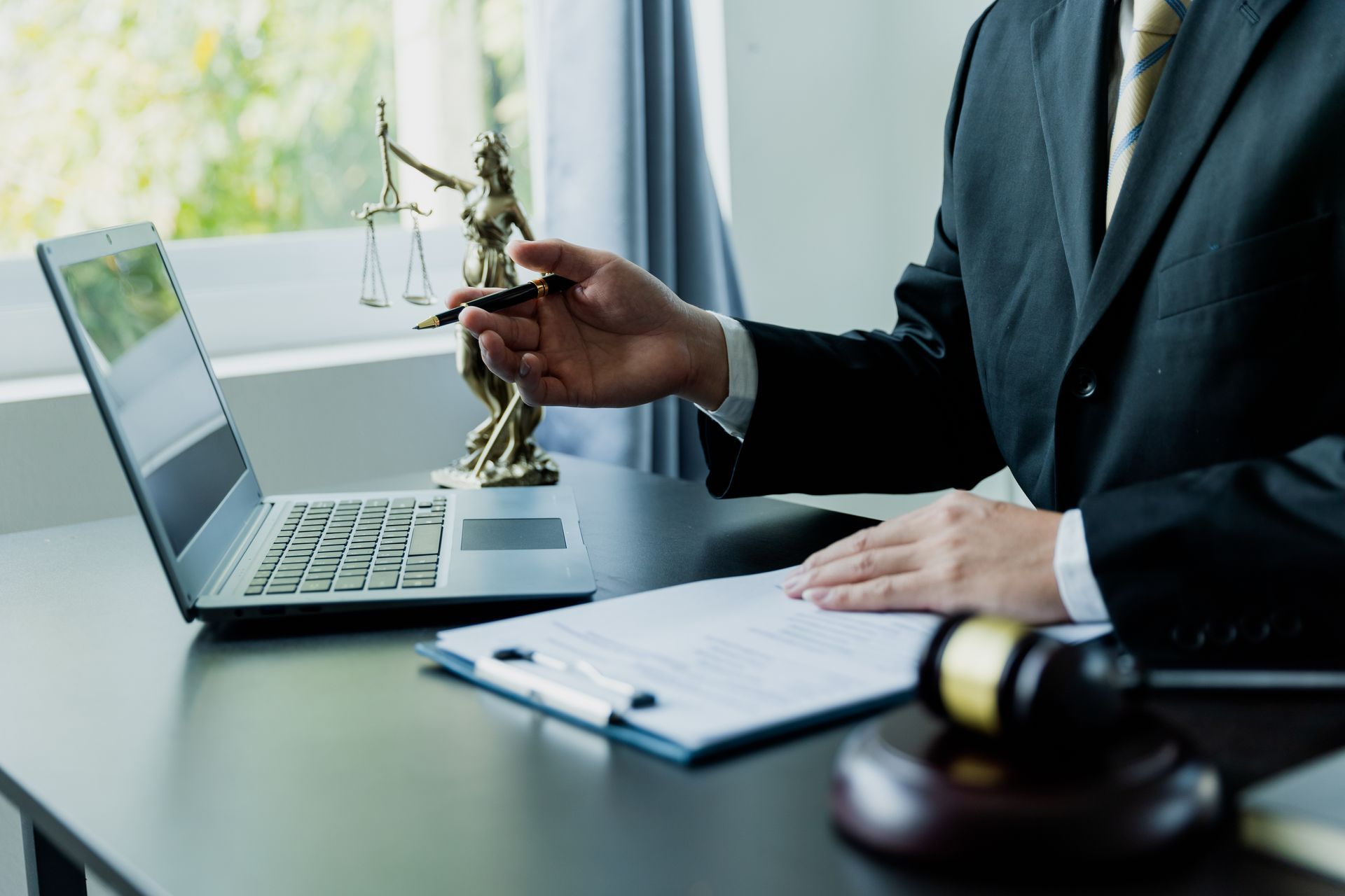 Un avocat, un ordinateur et un document