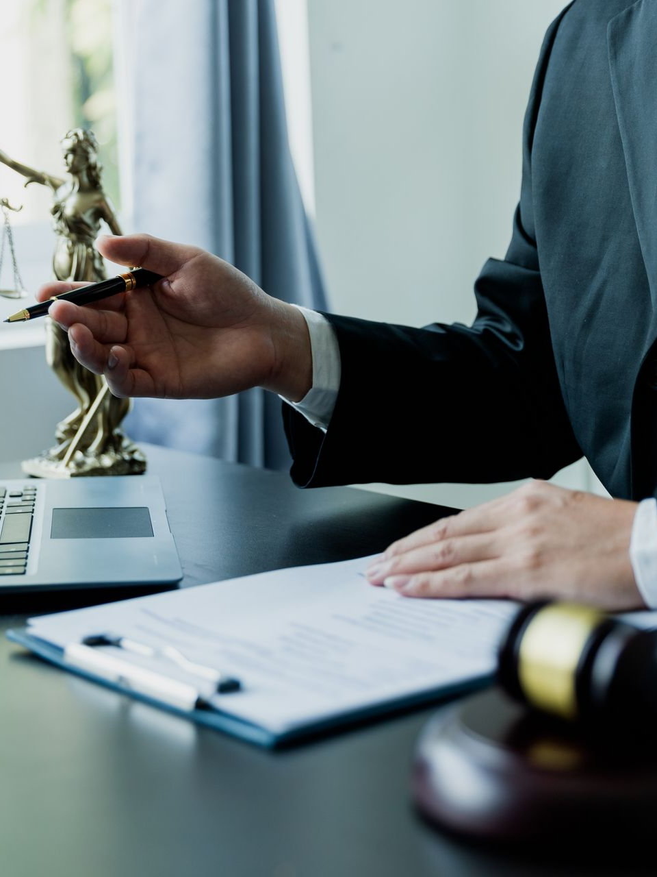 Un avocat en train de discuter avec un stylo dans la main