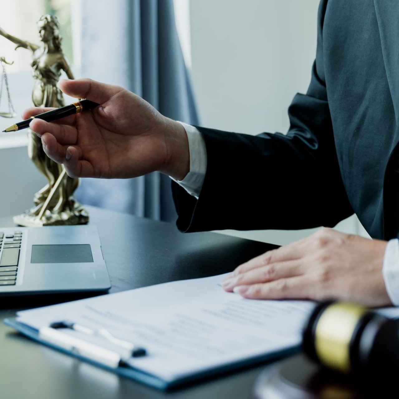 Un avocat en train de discuter