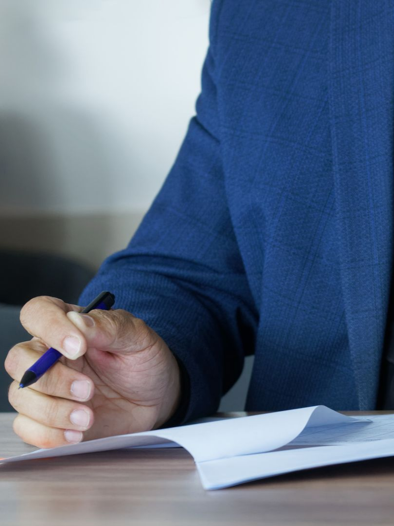 Un avocat qui écrit un document