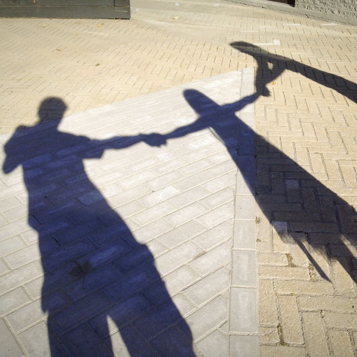 Une ombre avec un père, une mère et leur fille