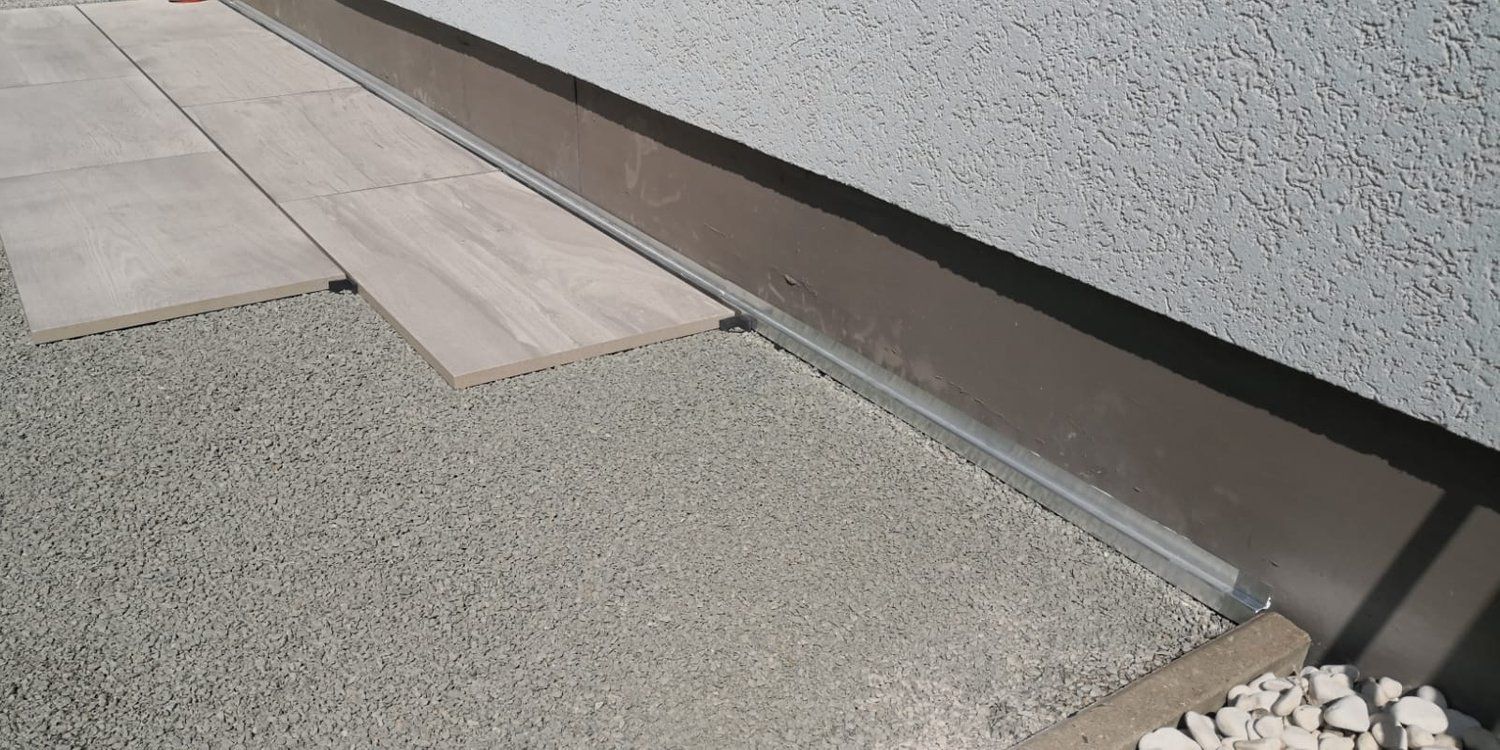 Bodenplatten einer Terrasse, die gerade verlegt werden