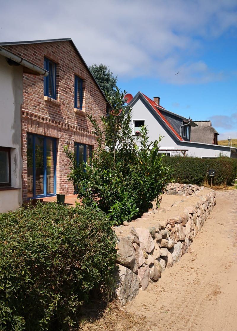 Grünanlagen und Wege vor einem Haus