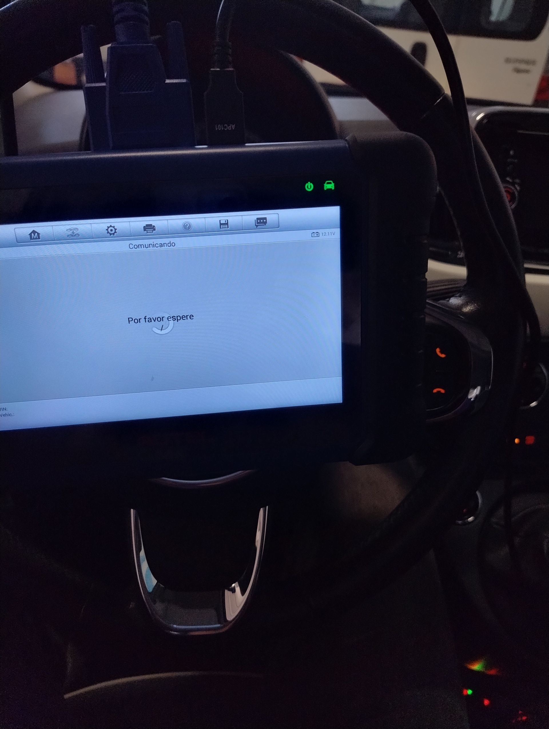 Un tablero de instrumentos de un automóvil con una pantalla que dice 'nada' en él