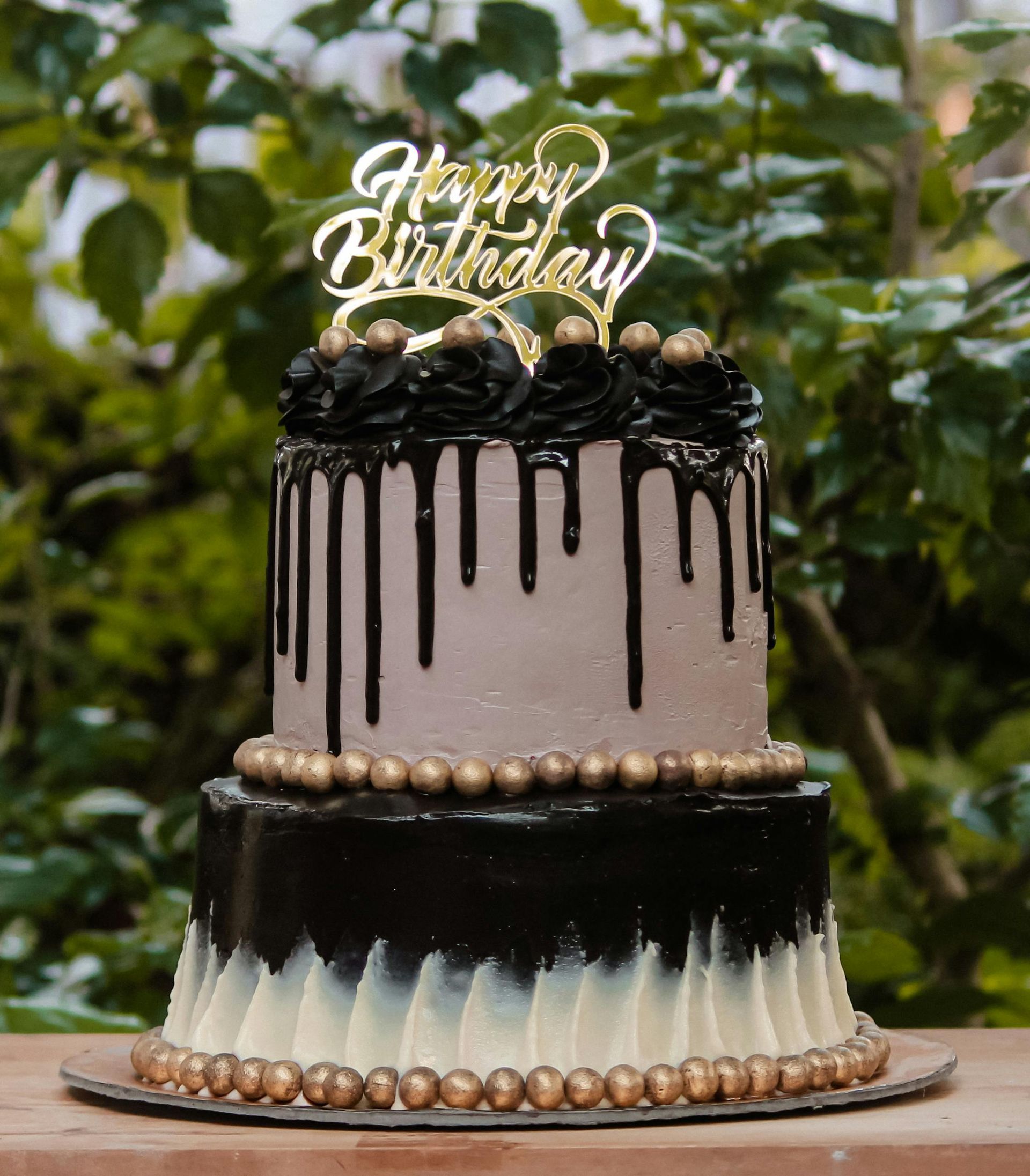 Pastel de cumpleaños de dos niveles con glaseado negro, 