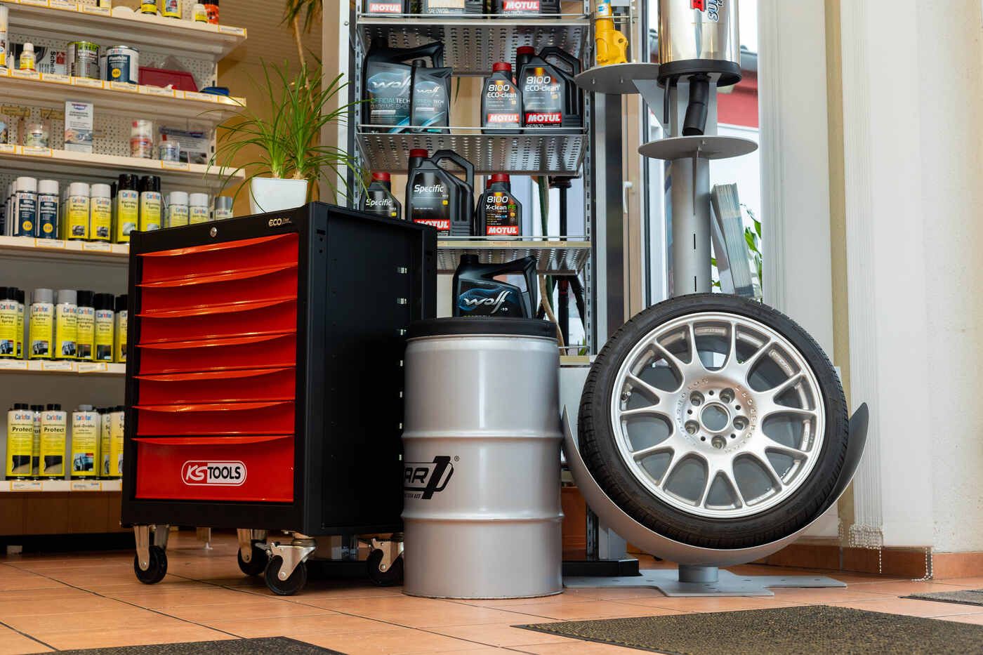 In einer Garage liegt ein Reifen auf einem Fass.