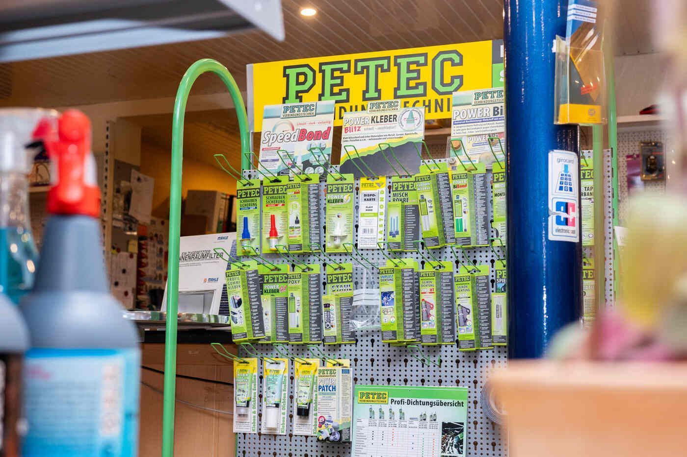 Eine Ladenfront mit einem Schild mit der Aufschrift „Petec“.