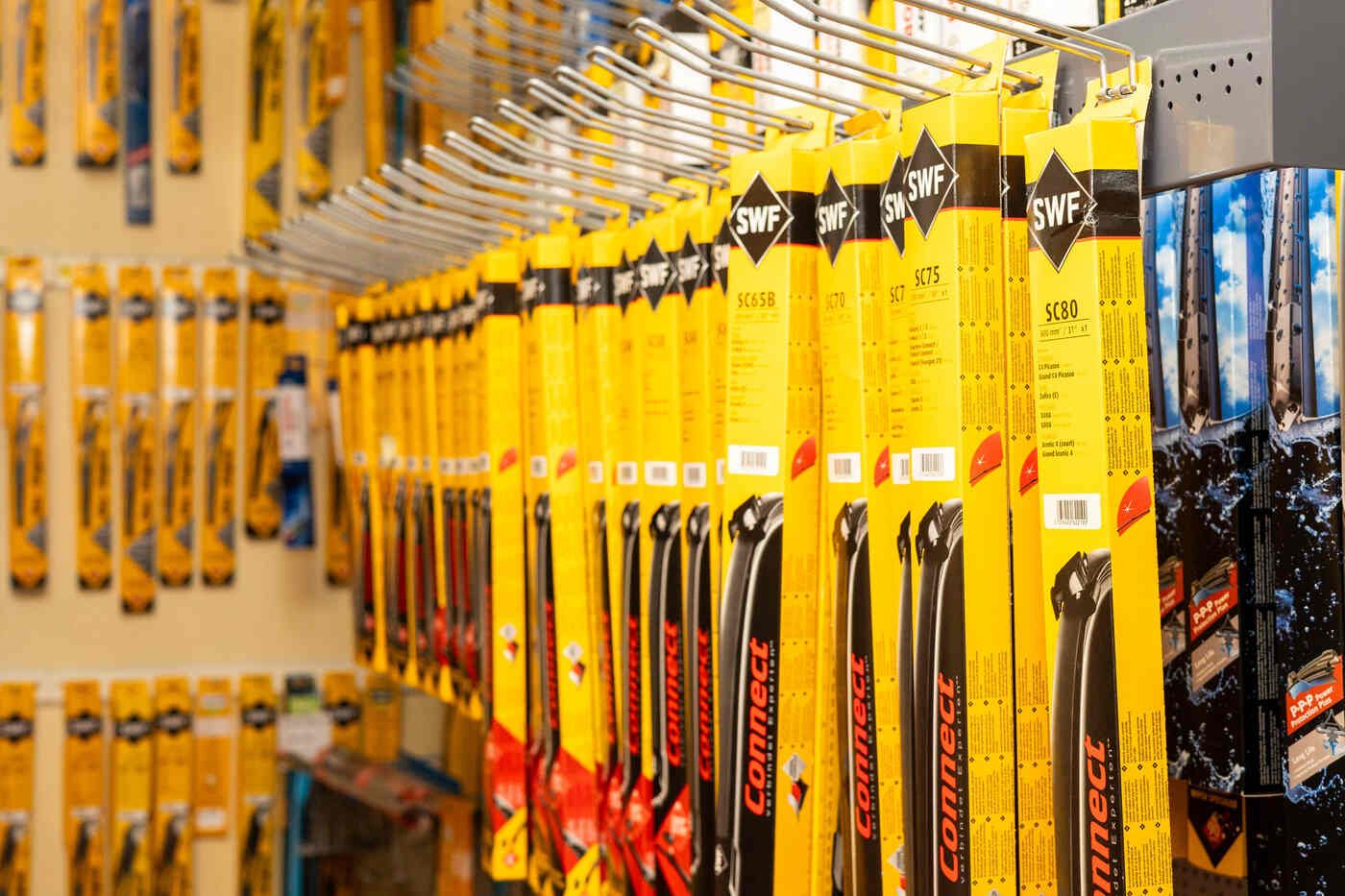 Eine Reihe von Wischerblättern hängt an einem Ständer in einem Geschäft.