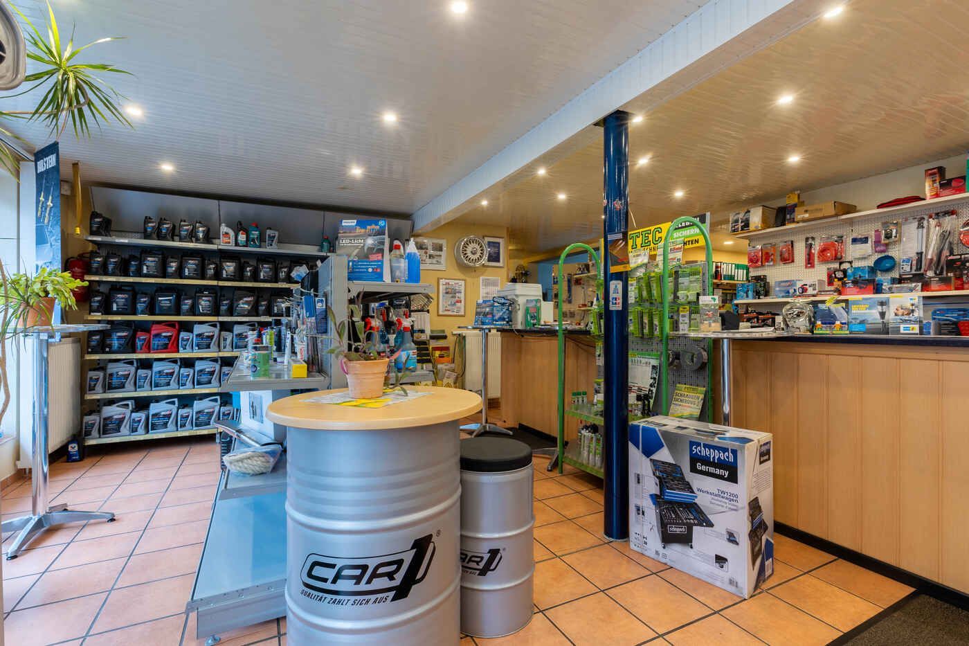 Ein Lager mit einem Tisch und zwei Fässern darin.