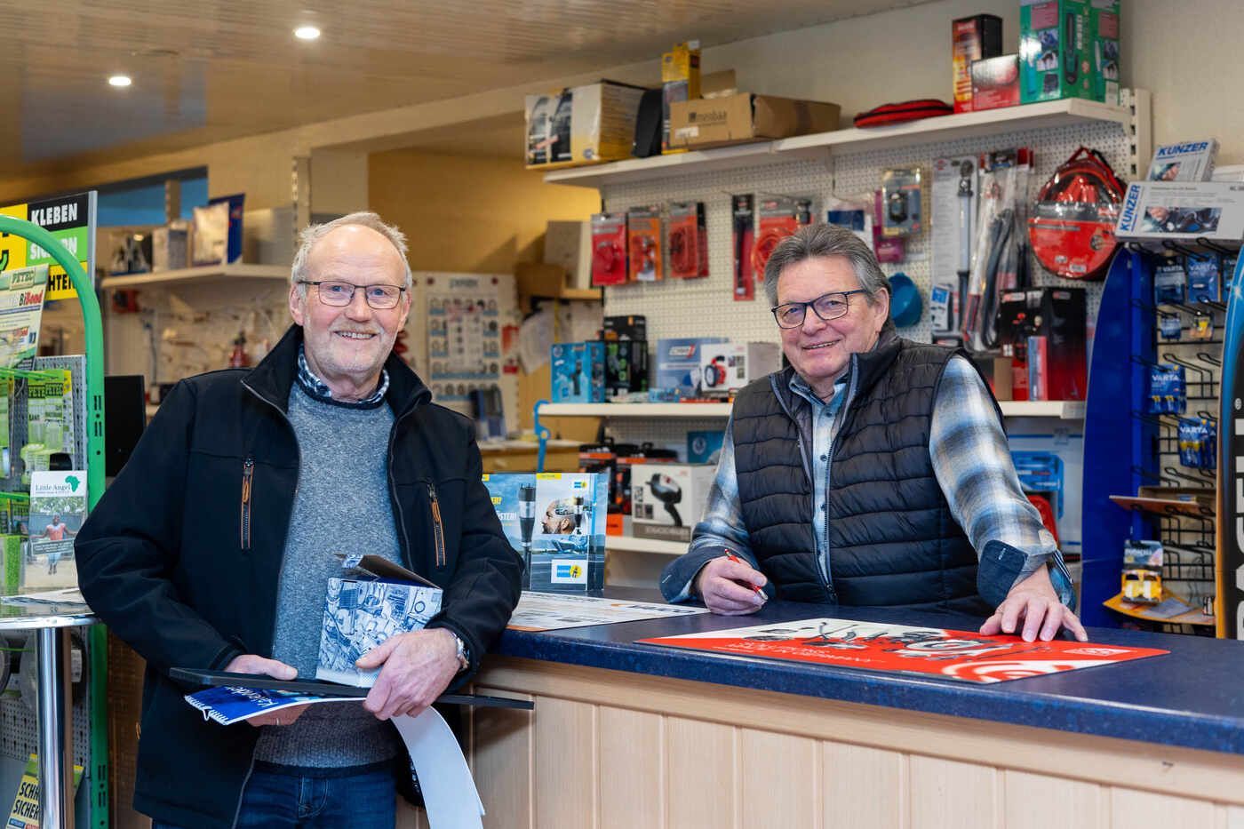 Zwei Männer stehen an einer Ladentheke.