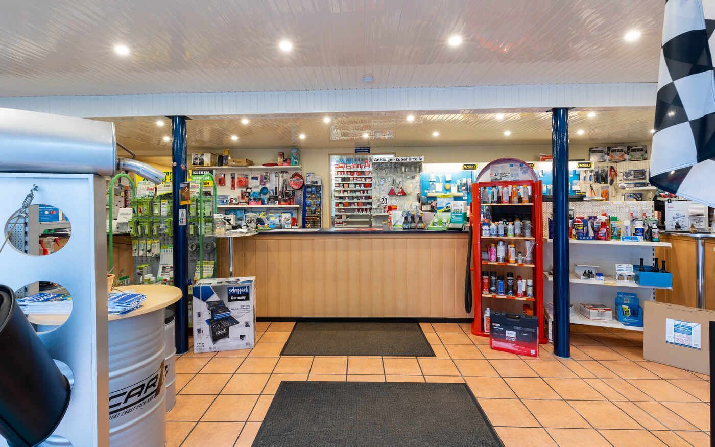 Das Innere eines Ladens mit einer Zielflagge an der Wand.