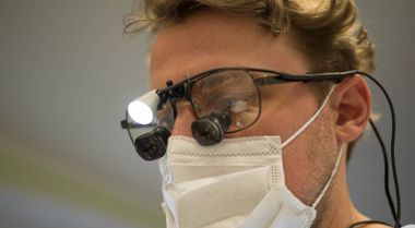 Zahnarzt mit medizinischem Brillengerät, Zahnarztpraxis Weigel