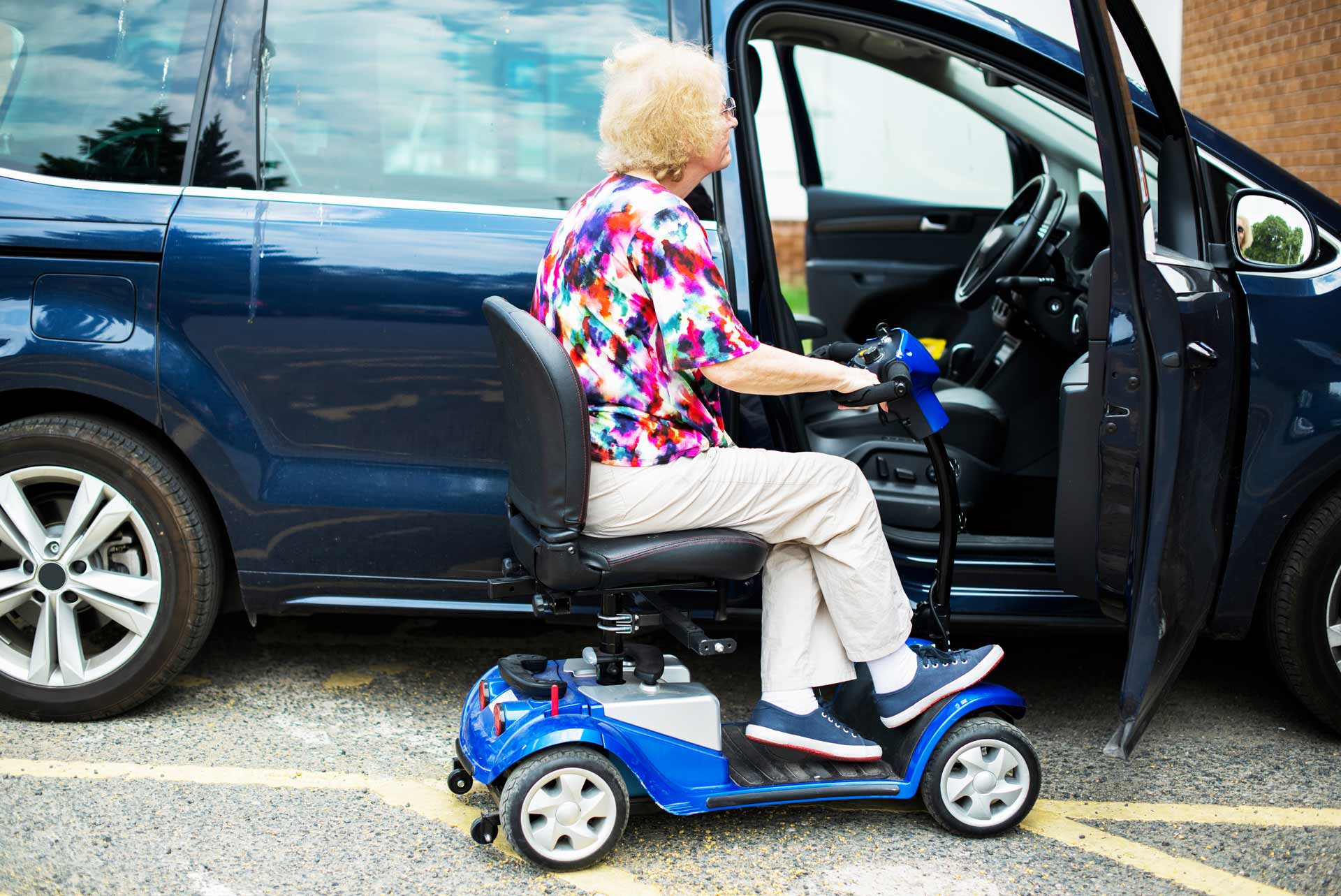 Une femme sur un scooter pour personne à mobilité réduite