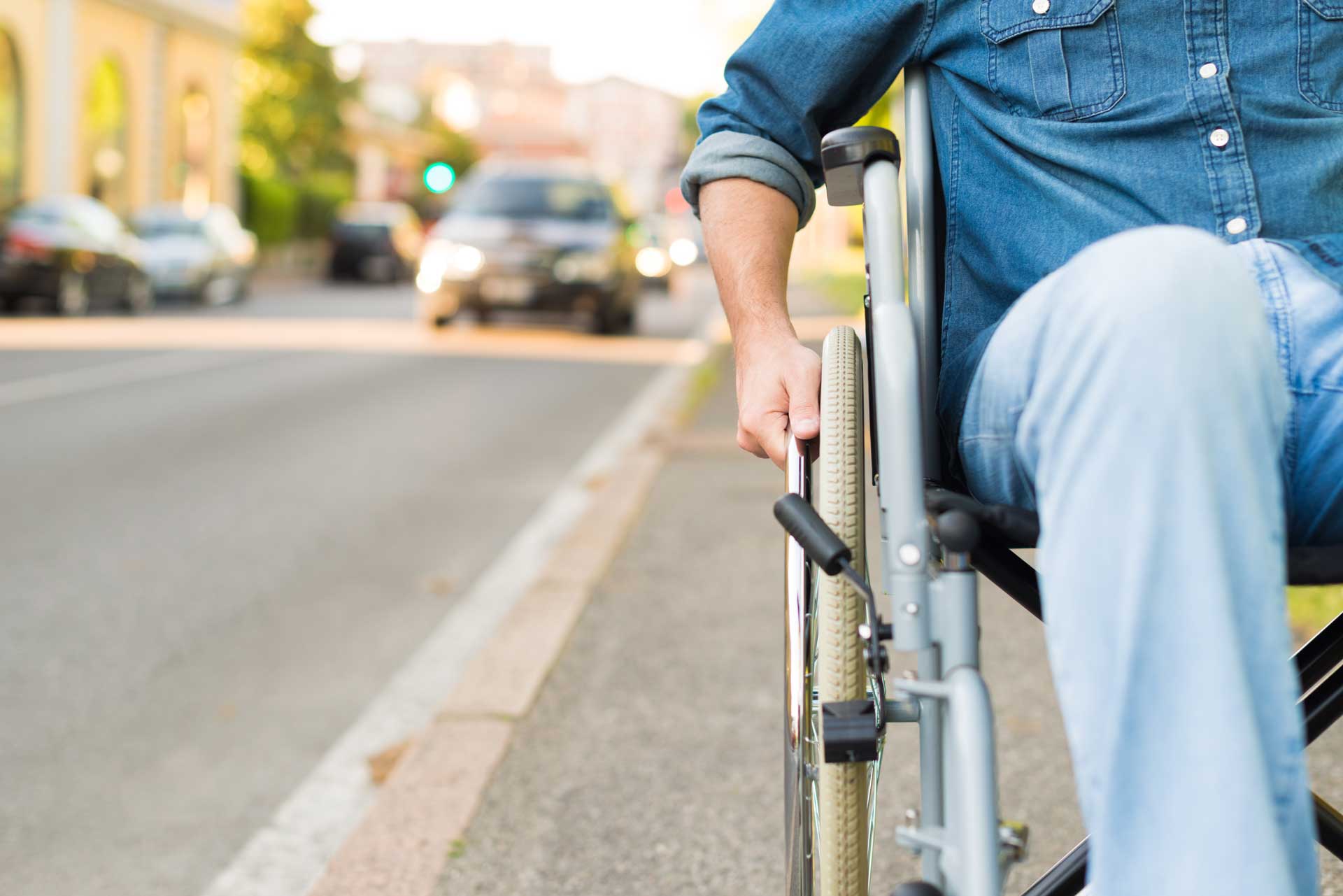 Une personne dans la rue en fauteuil roulant
